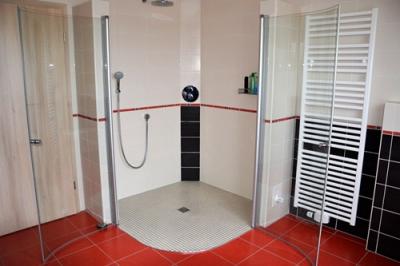 behinderternfreundliche große Dusche 