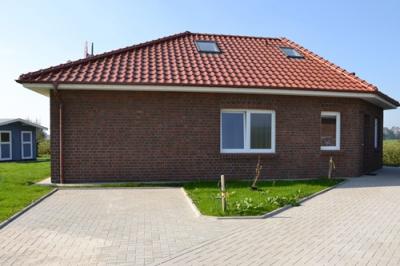 Einfahrt und Parkplätze