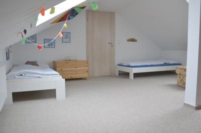 2 Einzelbetten im Kinderzimmer