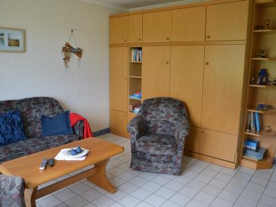 Wohnzimmer mit Schrankbett